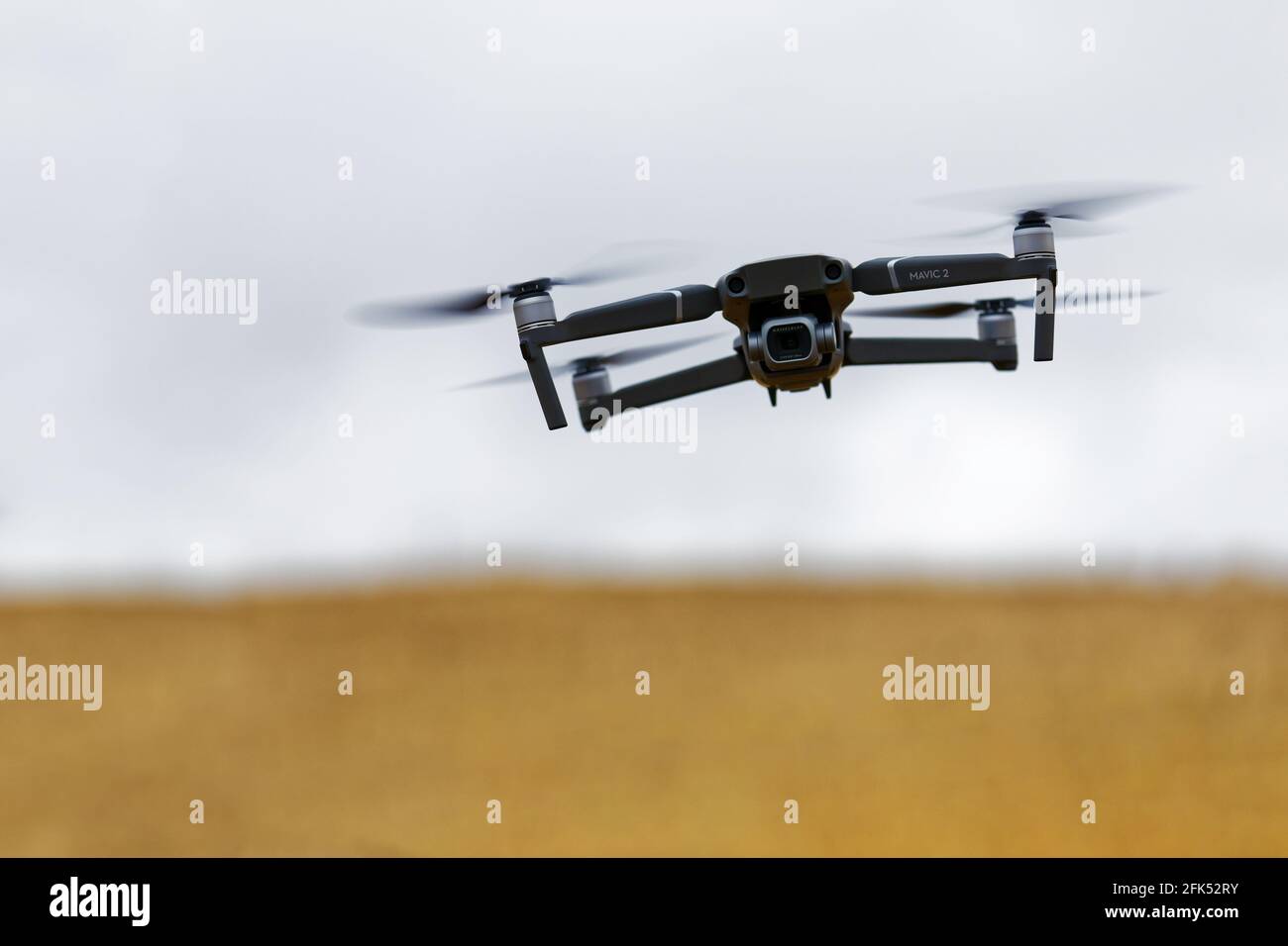 DJI MAVIC Pro Compact drone: UAV im Flug Stockfotografie - Alamy
