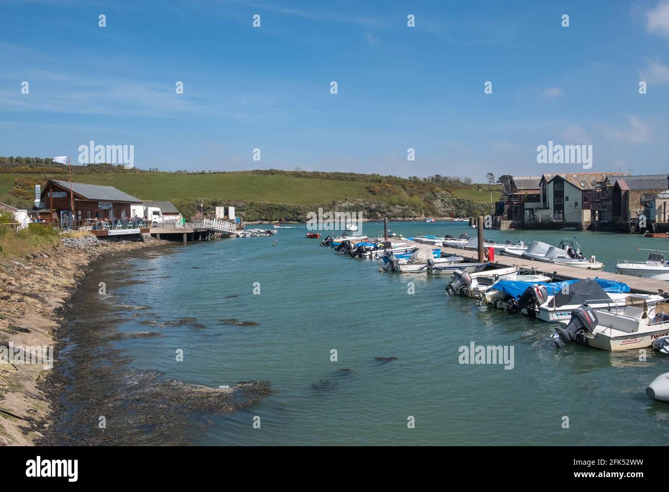 Kleine Boote, die in Shadycombe Creek, Salcombe, South Hams, Devon vertäut sind Stockfoto