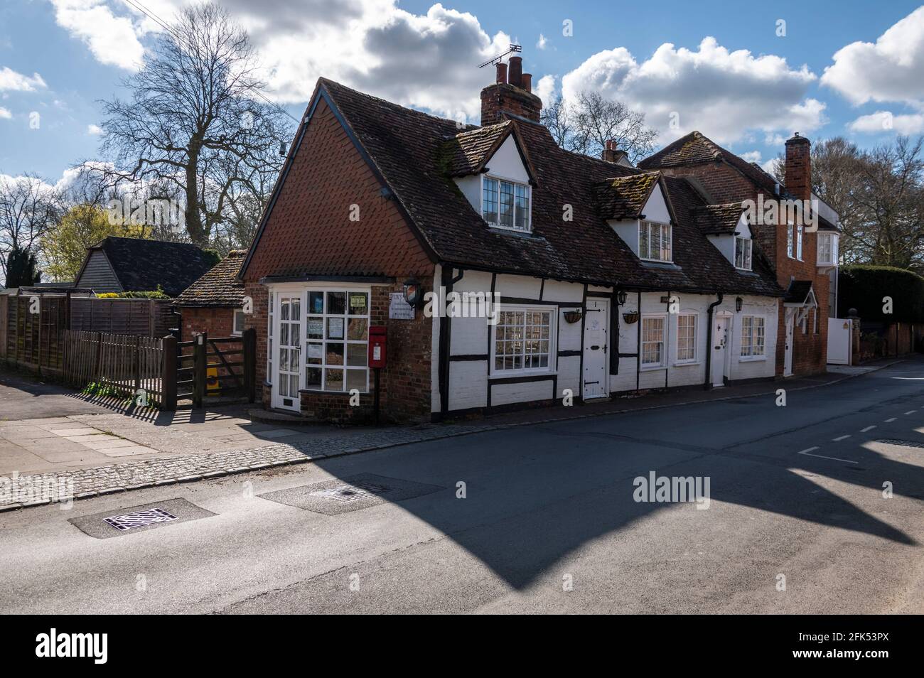 Das ehemalige Postamt und der allgemeine Laden des Dorfes mit Erkerfenstern ist jetzt ein Privateigentum, das als Church Cottages bekannt ist. Stockfoto