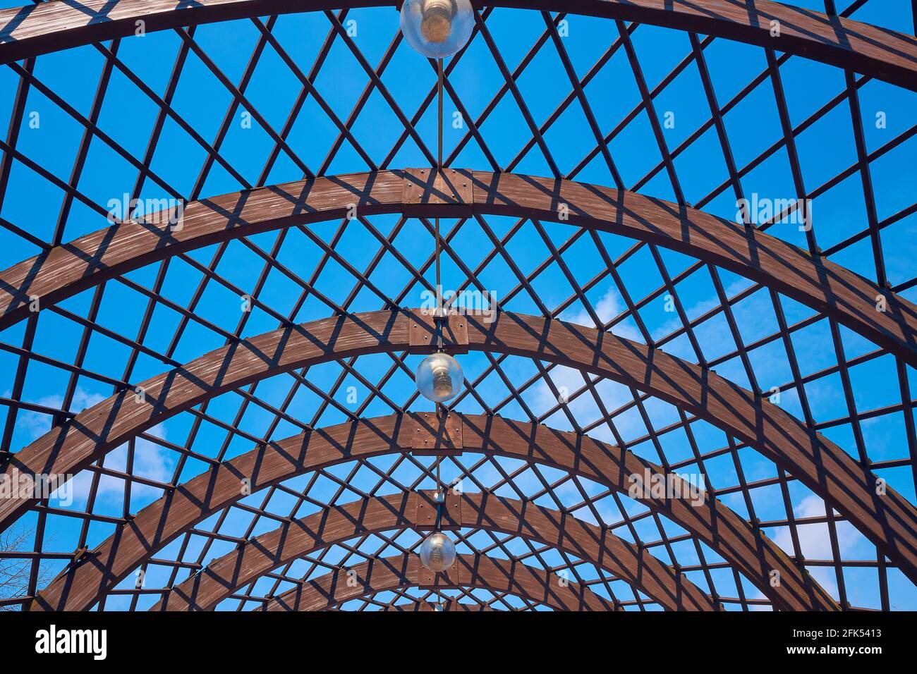 Holzbögen mit einem Baldachin-förmigen Verkleidung, Architekturdetails Stockfoto