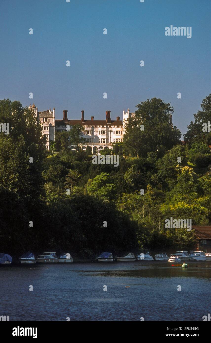 Danesfield House in Medmenham mit Blick auf die Themse in Medmenham in der Nähe von Marlow in Buckinghamshire, Großbritannien Stockfoto