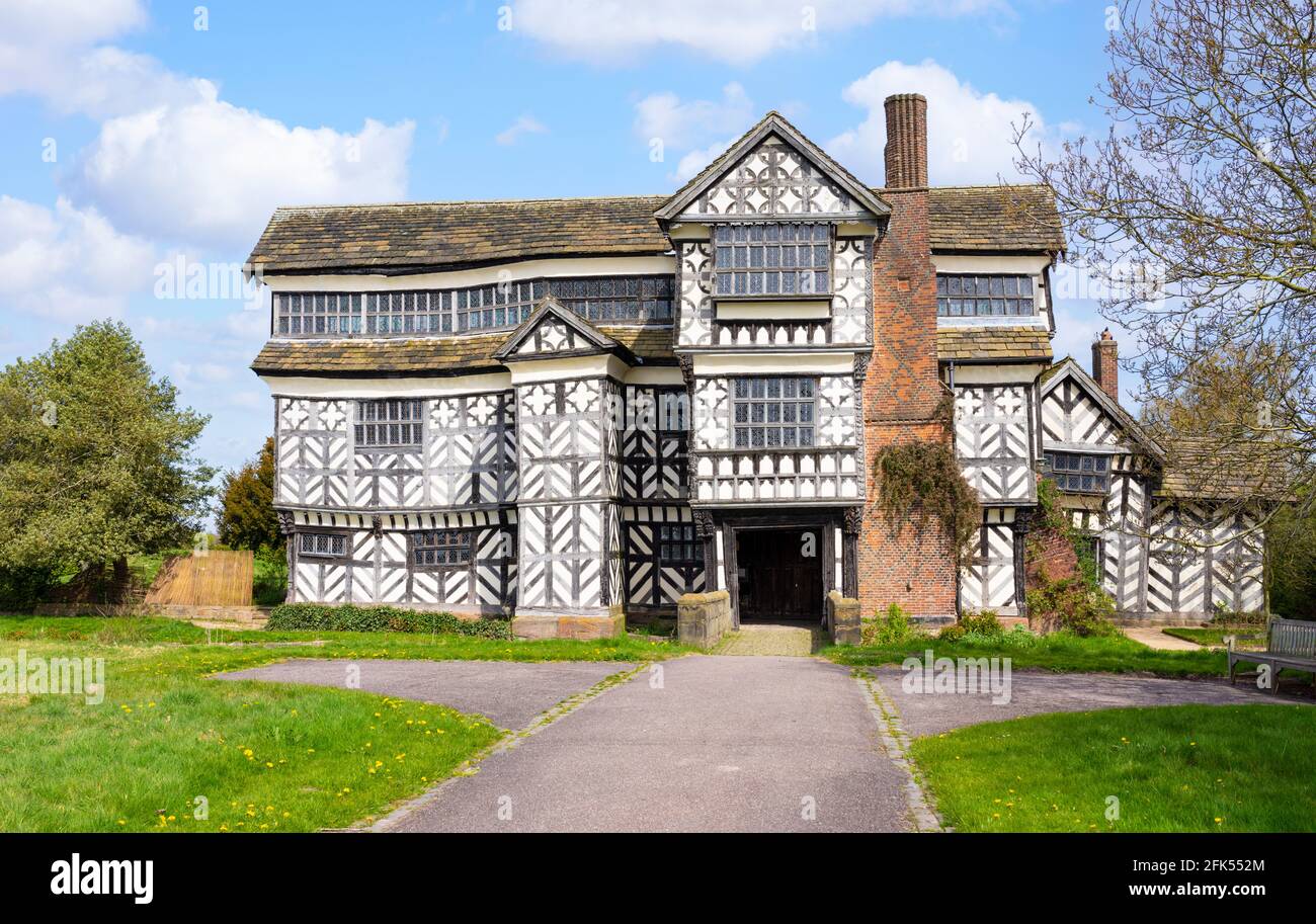 Little Moreton Hall ein schwarz-weißes, denkmalgeschütztes Gebäude der 1. Klasse Fachwerkhaus im Tudor-Stil mit einem Graben Congleton Censhire England GB UK Europa Stockfoto