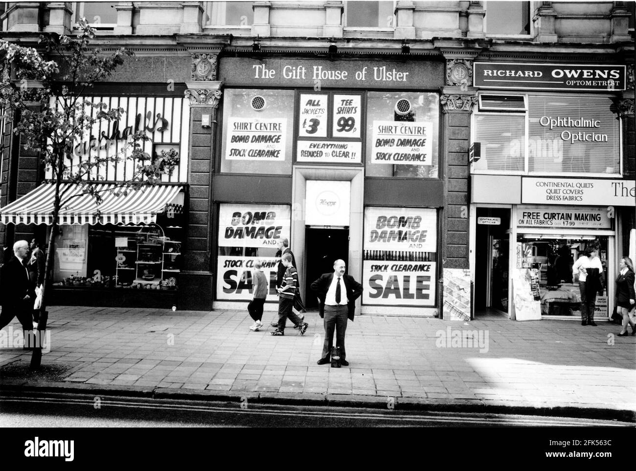 Das Zentrum von Belfast gegenüber dem Rathaus 4 Tage nach der Omagh-Bombe. Verkauf von Bombenschäden im Geschenkhaus von UlsterPhoto. Brian Harris Stockfoto