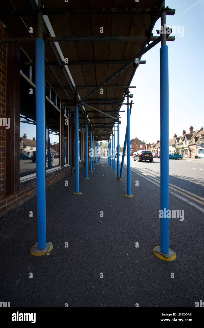 24. April 2021 - Bucks, England: Blick auf blaues Gerüst auf dem Bürgersteig Stockfoto