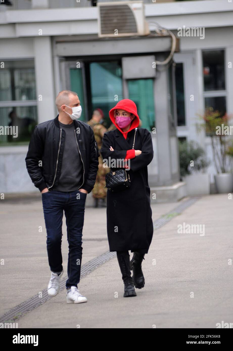 Mailand, Diletta Leotta, sehr wütend, wird nach Hause begleitet Diletta Leotta, ungewöhnlich dunkel im Gesicht aufgrund der Gerüchte, die die Zeitungen und die sozialen Medien ihr zuschreiben, hat gestern auf ihrer persönlichen instagram-Seite einen langen Brief veröffentlicht, um die Klatsch zum Schweigen zu bringen, die das Bild diskreditieren. Hier ist sie auf den Fotos, während sie von ihrem Kollegen im Radio DANIELE BATTAGLIA nach Hause begleitet wird, dem sie auf ihrem Handy etwas zeigt, das unangemessen über sie spricht. Stockfoto