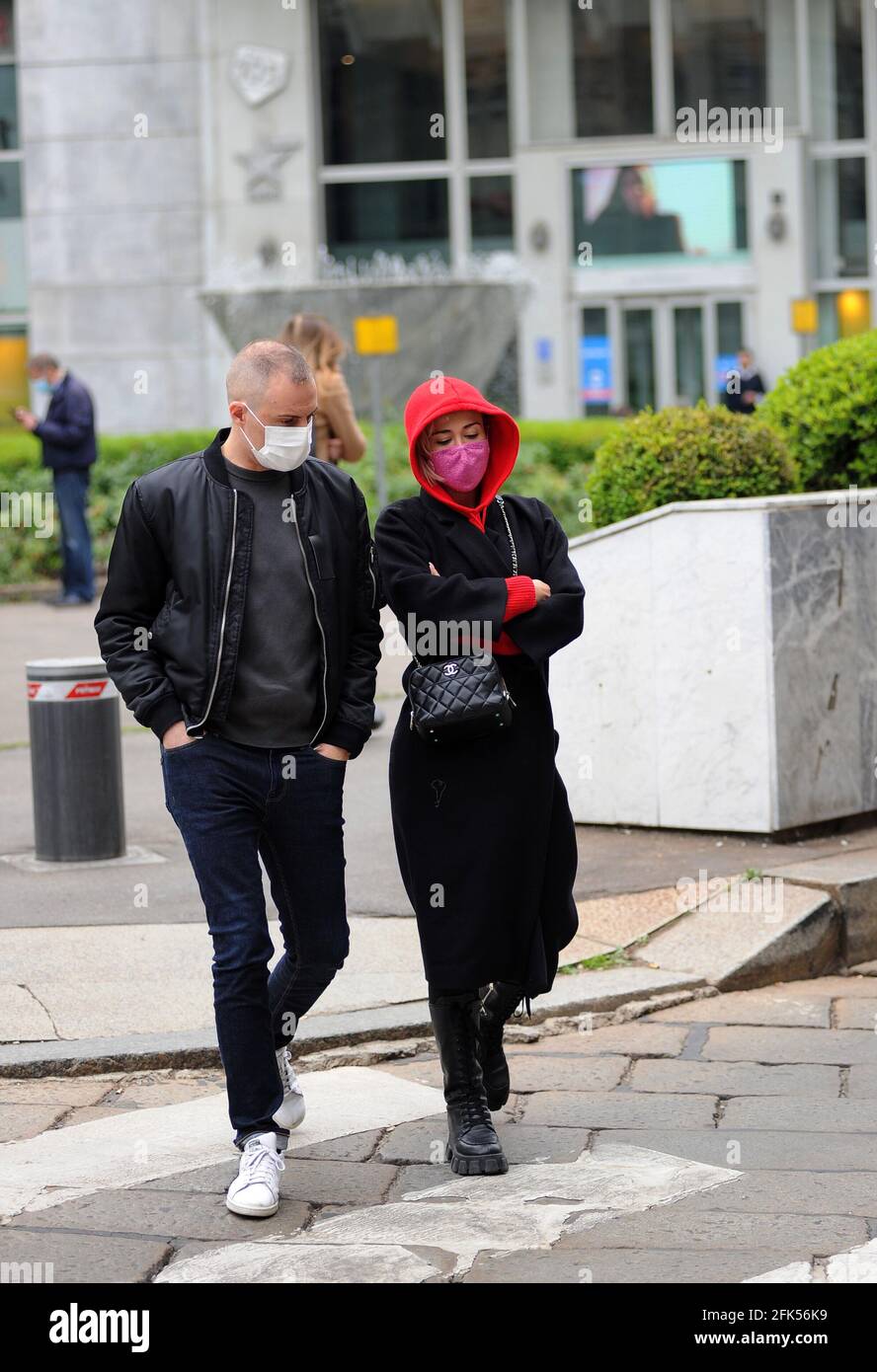 Mailand, Diletta Leotta, sehr wütend, wird nach Hause begleitet Diletta Leotta, ungewöhnlich dunkel im Gesicht aufgrund der Gerüchte, die die Zeitungen und die sozialen Medien ihr zuschreiben, hat gestern auf ihrer persönlichen instagram-Seite einen langen Brief veröffentlicht, um die Klatsch zum Schweigen zu bringen, die das Bild diskreditieren. Hier ist sie auf den Fotos, während sie von ihrem Kollegen im Radio DANIELE BATTAGLIA nach Hause begleitet wird, dem sie auf ihrem Handy etwas zeigt, das unangemessen über sie spricht. Stockfoto