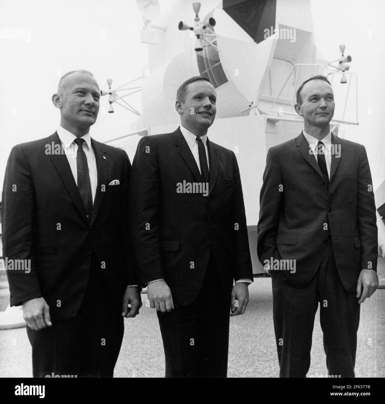 Cape Canaveral, FL - (DATEI) -- Apollo 11 Astronauten, von links nach rechts, Edwin E. 'Buzz' Aldrin, Jr., Neil A. Armstrong und Michael Collins, posieren vor einem großformatigen Mondmodul-Modell, ähnlich dem Raumschiff, das sie am 28. Februar 1969 zum Mond brachte.Quelle: NASA via CNP weltweit Stockfoto