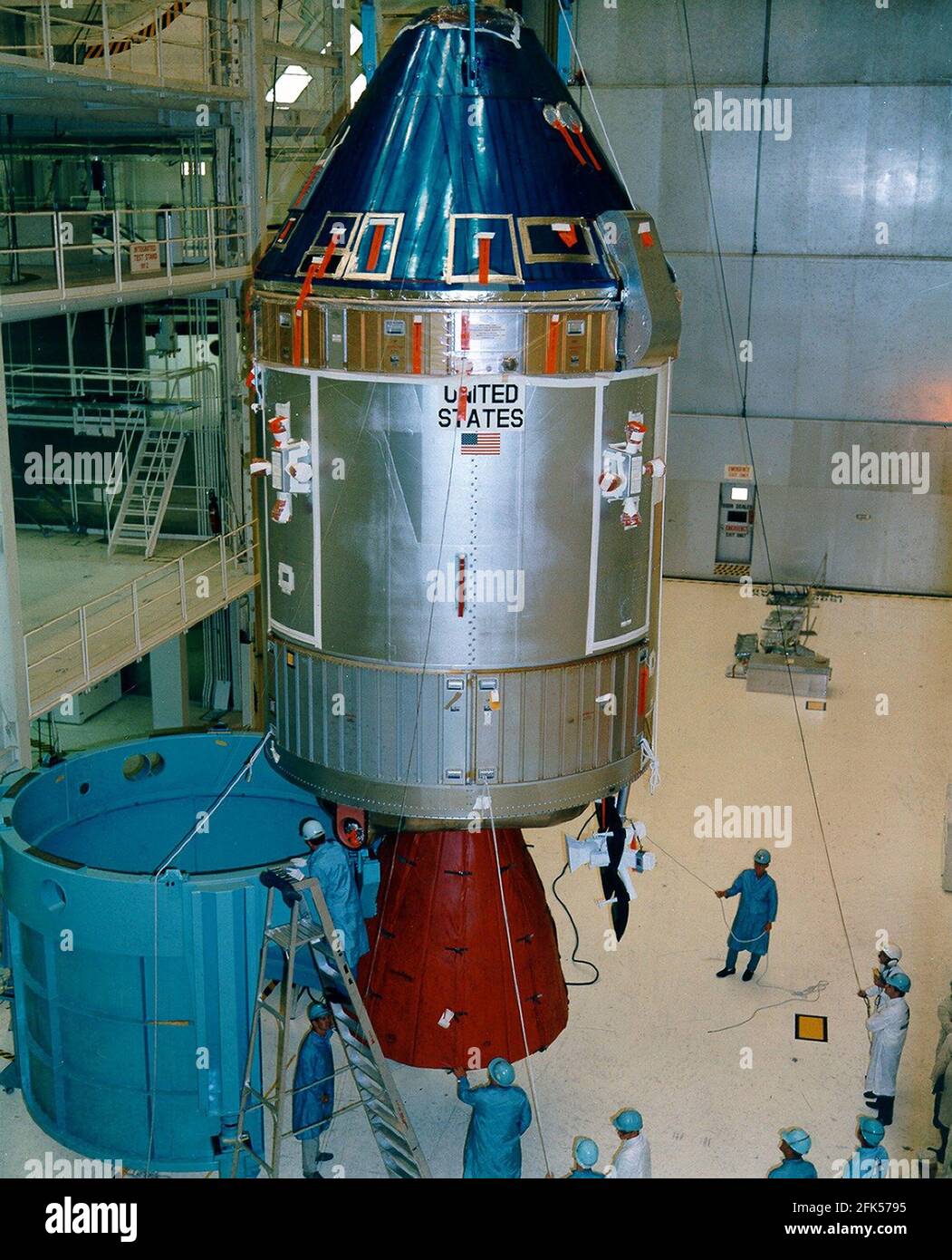 Cape Canaveral, FL - (DATEI) -- das Apollo 11 Command/Service Module (CSM) wird am 11. April 1969 vom Arbeitsstand zum Anschluss an den Saturn V Lunar Module Adapter im Vehicle Assembly Building am Kennedy Space Center verlegt.Quelle: NASA via CNP. Weltweite Nutzung Stockfoto