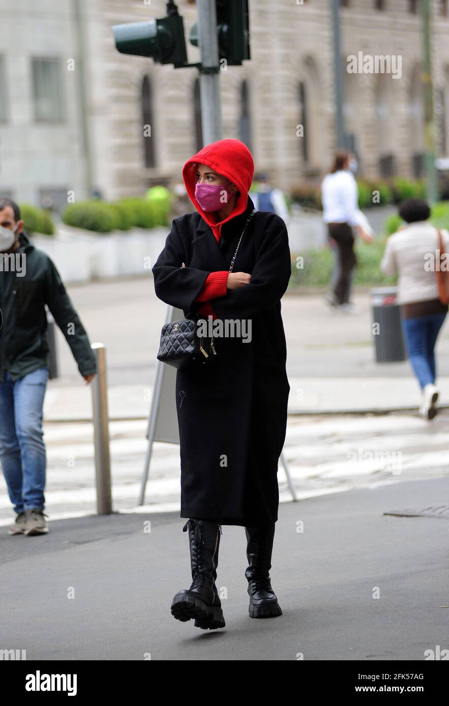 Mailand, Diletta Leotta, sehr wütend, wird nach Hause begleitet Diletta Leotta, ungewöhnlich dunkel im Gesicht aufgrund der Gerüchte, die die Zeitungen und die sozialen Medien ihr zuschreiben, hat gestern auf ihrer persönlichen instagram-Seite einen langen Brief veröffentlicht, um die Klatsch zum Schweigen zu bringen, die das Bild diskreditieren. Hier ist sie auf den Fotos, während sie von ihrem Kollegen im Radio DANIELE BATTAGLIA nach Hause begleitet wird, dem sie auf ihrem Handy etwas zeigt, das unangemessen über sie spricht. Stockfoto