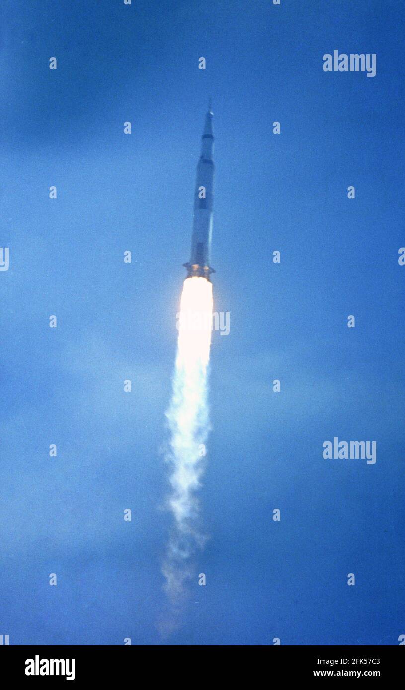 File photo - das Saturn V SA-506 Trägerfahrzeug mit den Apollo 11 Astronauten und Ausrüstung an Bord, ist im Flug nach dem Start vom Launch Complex 39A im Kennedy Space Center in Cape Canaveral, Florida am Mittwoch, 16. Juli 1969, abgebildet. --- der amerikanische Astronaut Michael Collins, der das Apollo 11-Befehlsmodul flog, während seine Mitstreiter die ersten Menschen waren, die am 20. Juli 1969 auf dem Mond landeten, starb am Mittwoch nach Krebsbekämpfung, teilte seine Familie mit. Foto von Ron Sachs / CNP /ABACAPRESS.COM Stockfoto