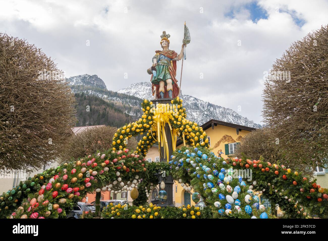 Der Osterbrunnen auf dem Florianiplatz in Bad Reichenhall Stockfoto