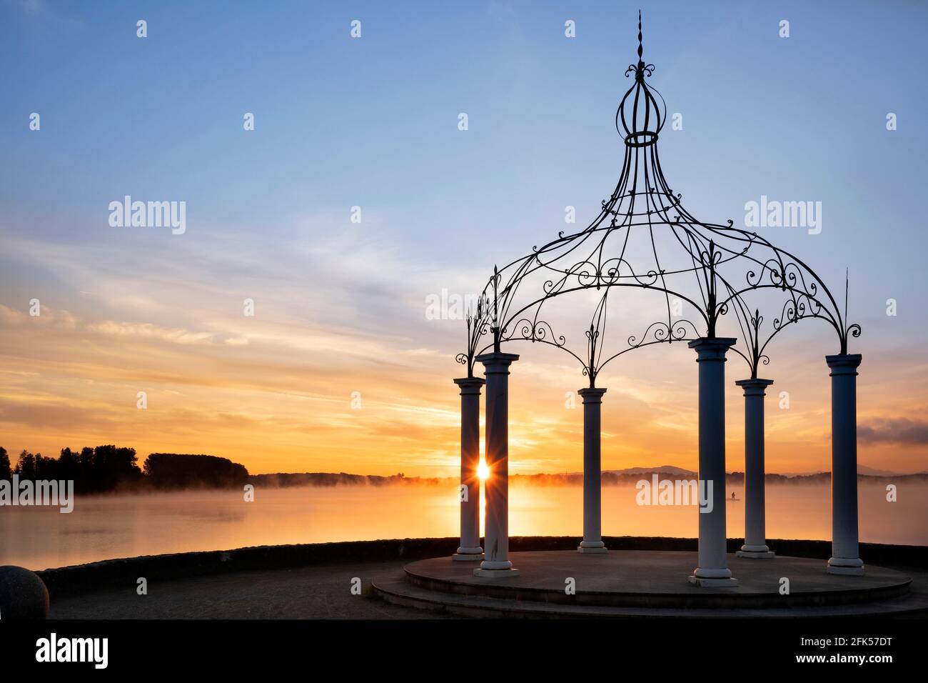 Sonnenaufgang über dem Waginger See am Strandkurhaus in Waging Stockfoto