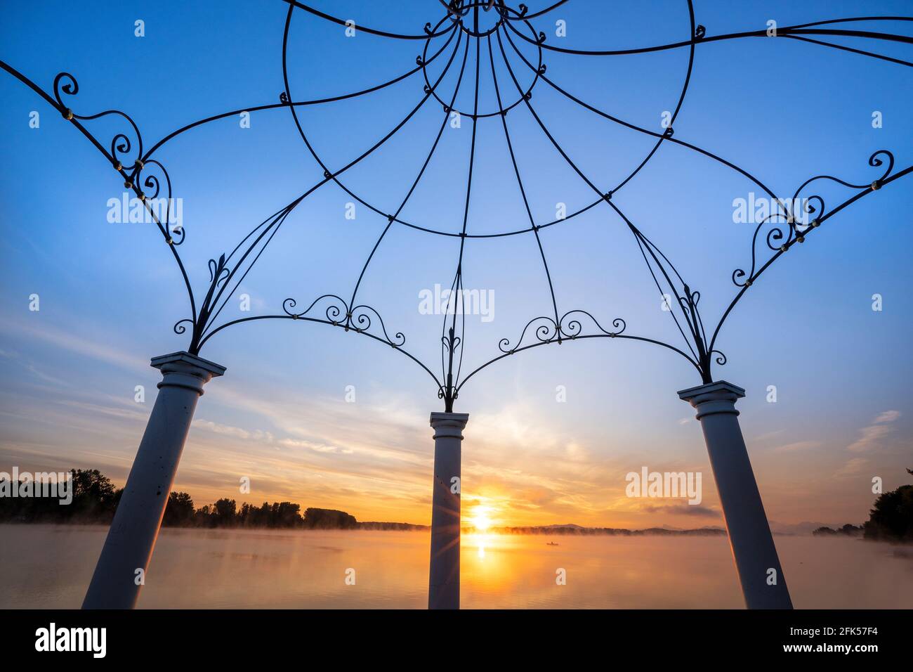 Sonnenaufgang über dem Waginger See am Strandkurhaus in Waging - Pavillon Stockfoto