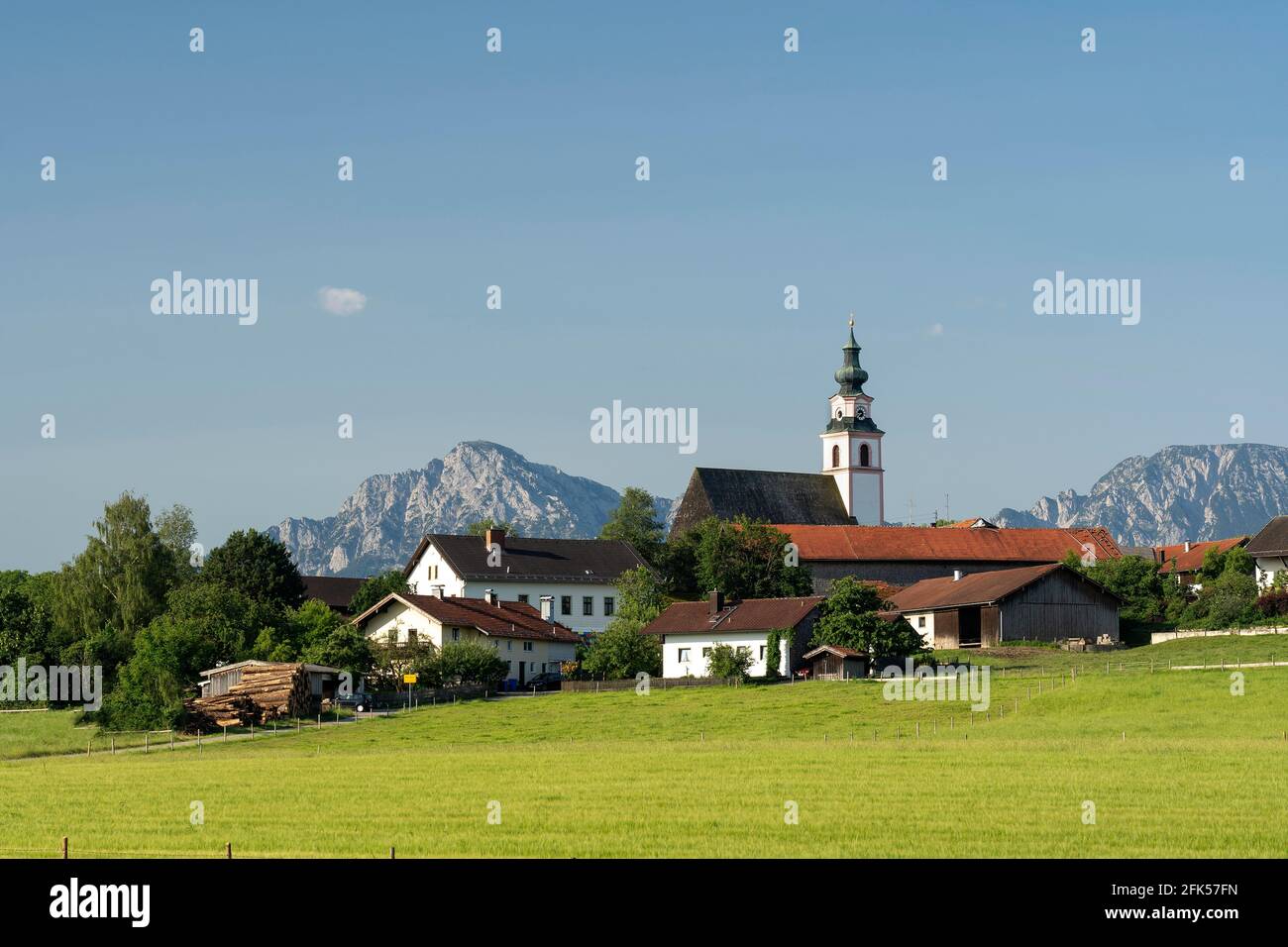 Weildorf mit Kirche und Hochstaufen und Zwiesel im Hintergrund, Gemeinde Teisendorf, Bayern, Deutschland Stockfoto