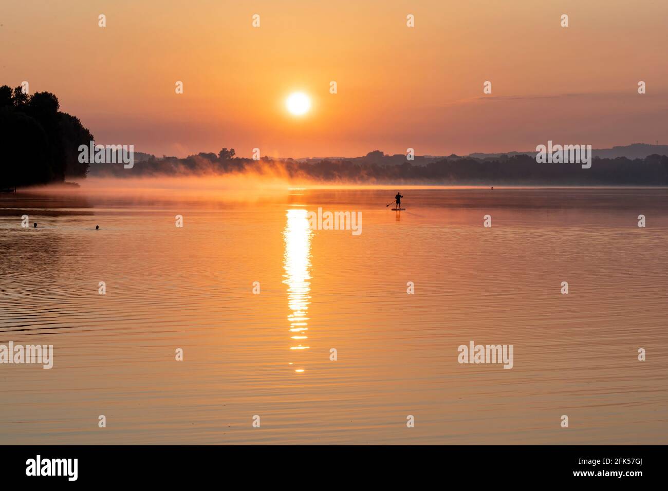 Sonnenaufgang über dem Waginger See Stockfoto