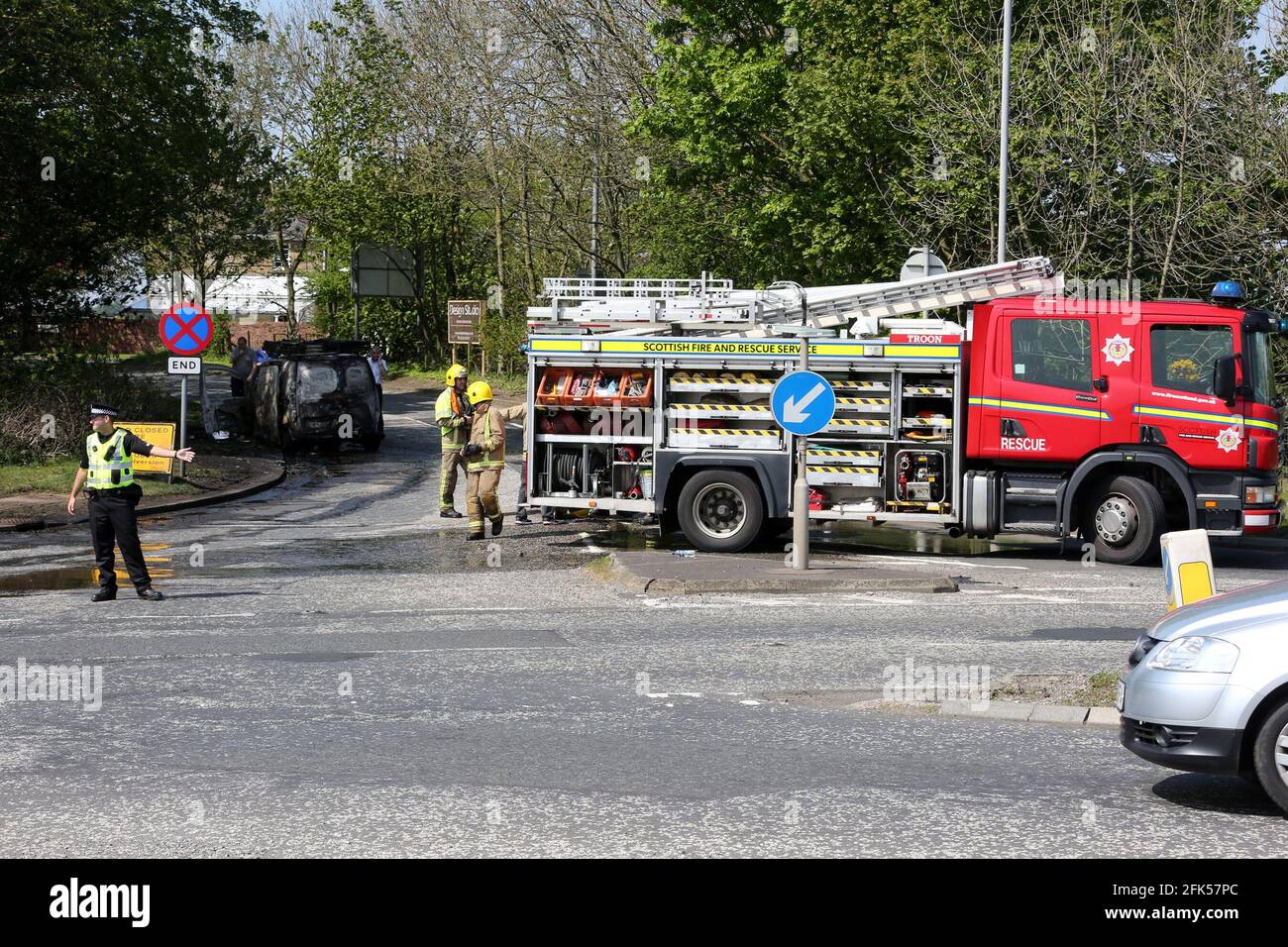 Fahrzeugbrand auf der B749 Monktonhill Road, die mit der Festung A79 verbunden ist Der Sicherheitsvan hat Feuer gefangen Stockfoto