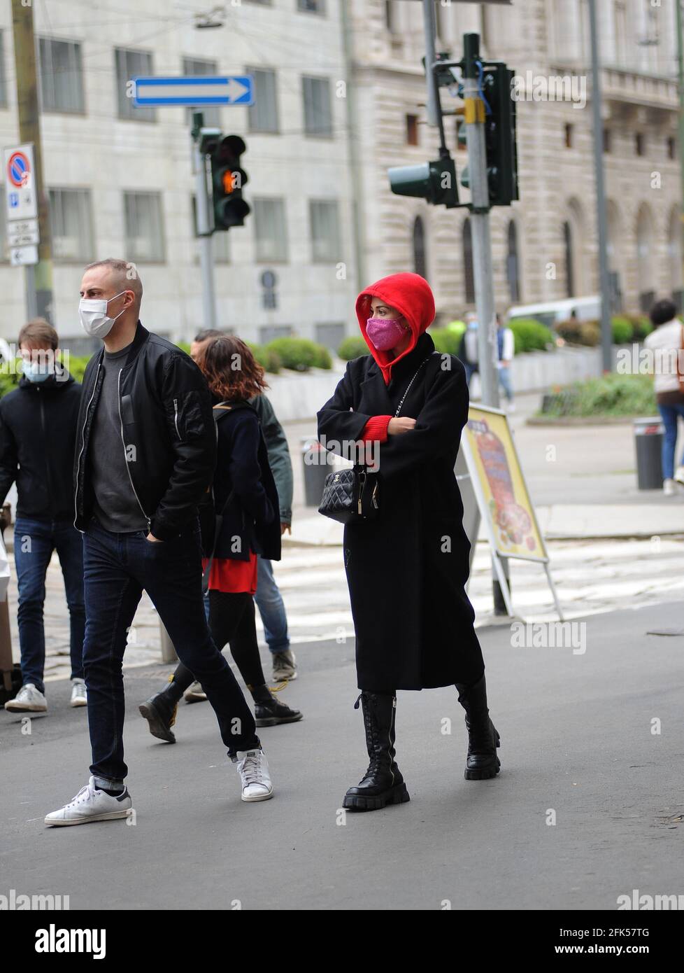 Mailand, Diletta Leotta, sehr wütend, wird nach Hause begleitet Diletta Leotta, ungewöhnlich dunkel im Gesicht aufgrund der Gerüchte, die die Zeitungen und die sozialen Medien ihr zuschreiben, hat gestern auf ihrer persönlichen instagram-Seite einen langen Brief veröffentlicht, um die Klatsch zum Schweigen zu bringen, die das Bild diskreditieren. Hier ist sie auf den Fotos, während sie von ihrem Kollegen im Radio DANIELE BATTAGLIA nach Hause begleitet wird, dem sie auf ihrem Handy etwas zeigt, das unangemessen über sie spricht. Stockfoto