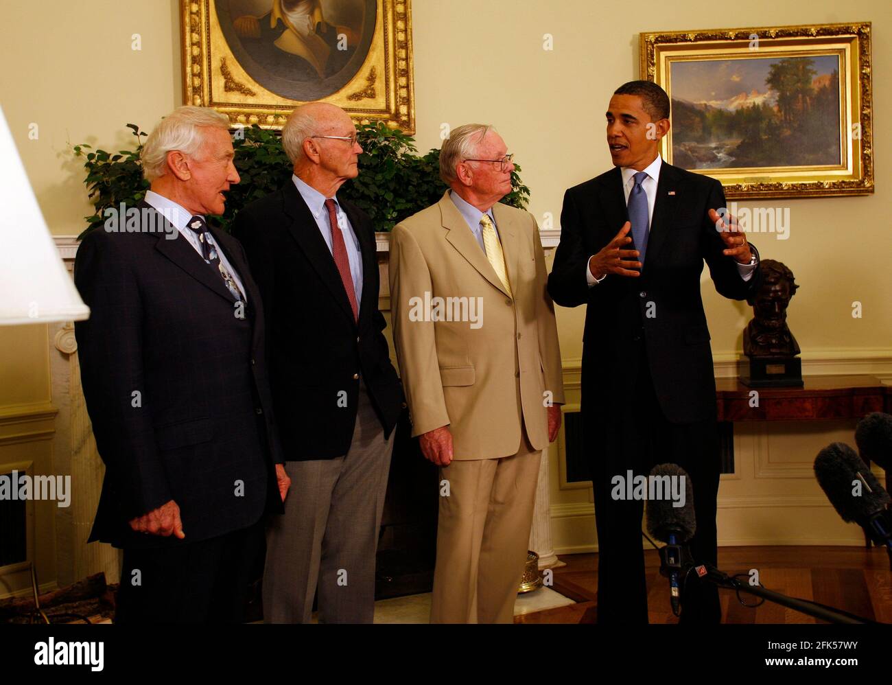 Washington, DC – 20. Juli 2009 -- US-Präsident Barack Obama trifft sich mit Apollo 11-Besatzungsmitgliedern (l-r) Edwin Eugene „Buzz“ Aldrin, Jr., Michael Collins und Neil Armstrong im Oval Office des Weißen Hauses zum 40. Jahrestag der Mondlandung der Astronauten in Washington, DC, Montag, den 20. Juli, 2009. Quelle: Martin H. Simon/Pool via CNP Stockfoto