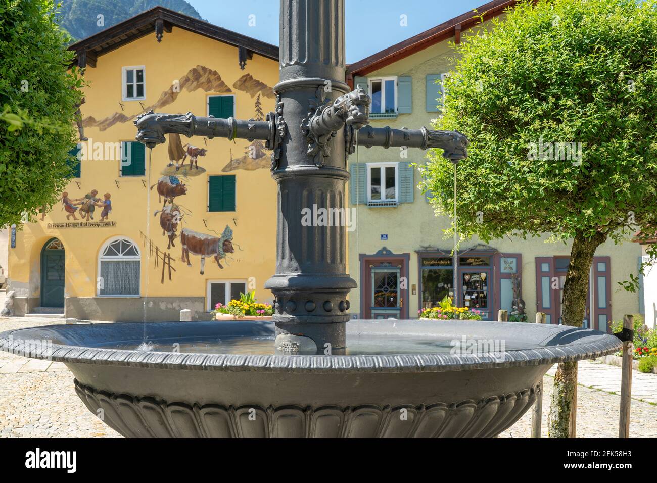 Der Florianibrunnen auf dem Florianiplatz in Bad Reichenhall mit dem hl. Florian Stockfoto