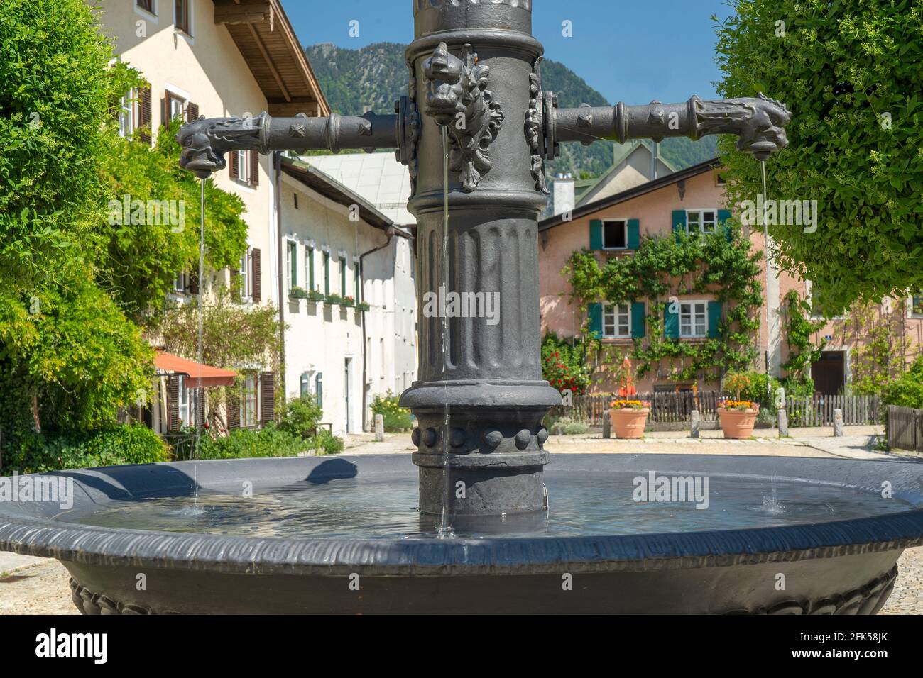 Der Florianibrunnen auf dem Florianiplatz in Bad Reichenhall mit dem hl. Florian Stockfoto