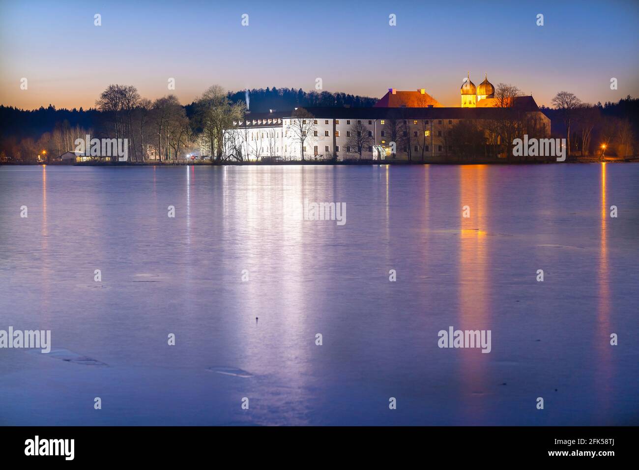 Kloster Seeon auf der Halinsel im Klostersee, ehemals ein Benediktinerkloster, in der Gemeinde Seeon-Seebruck - Chiemgau Stockfoto
