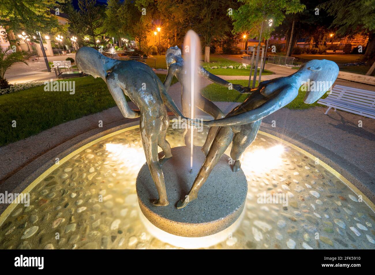 Die Drei Grazien! Dieser Brunnen, ein Bronzegussin der 'Blauen Stunde' der brechenden Nacht Stockfoto