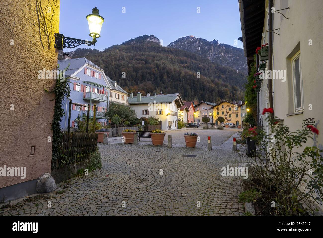 Nacht auf dem Florianiplatz in Bad Reichenhall mit dem hl. Florian Stockfoto