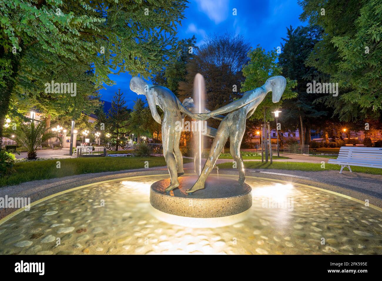Die Drei Grazien! Dieser Brunnen, ein Bronzeguss in der 'Blauen Stunde' der brechenden Nacht Stockfoto