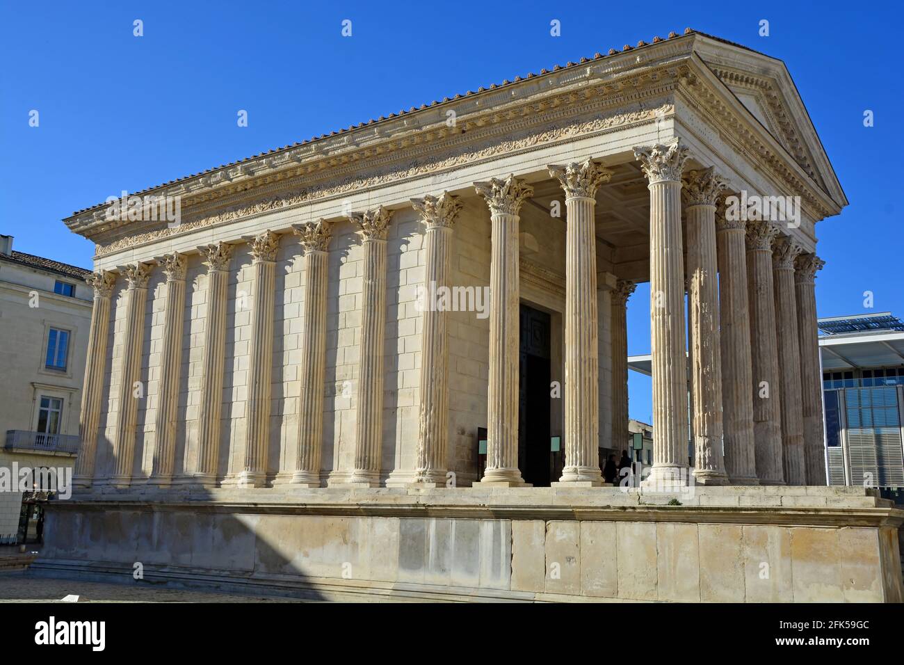 Das Maison Carree im Zentrum von Nimes, Südfrankreich ein 2000 Jahre alter antiker römischer Tempel, der am besten erhaltene seiner Art überhaupt Stockfoto