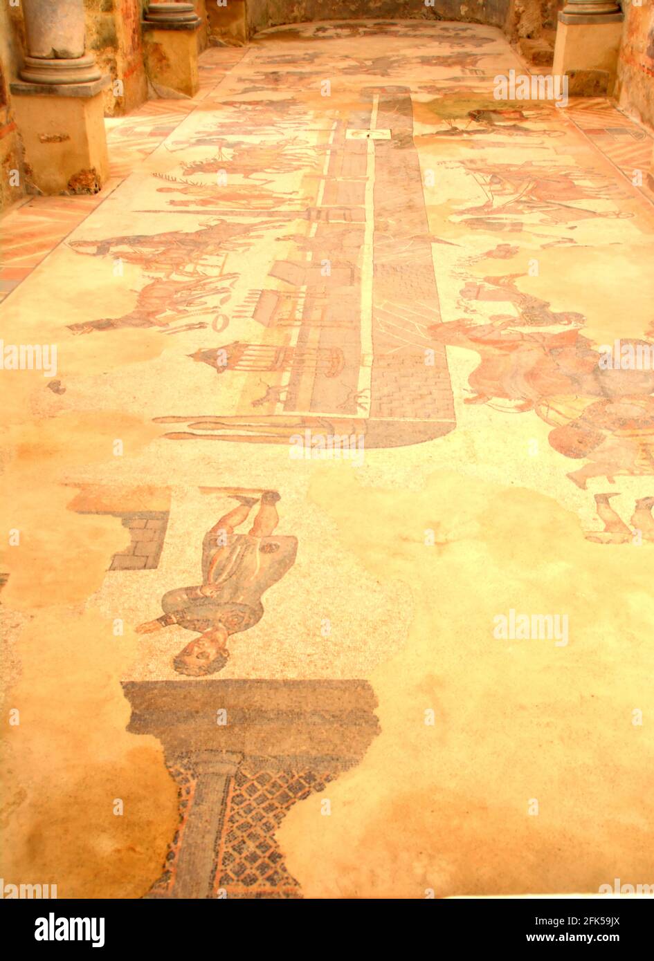 Antiker römischer Mosaikboden eines Wagenrennens im Circus Maximus, Rom. In der Villa Romana del Casale, S Stockfoto