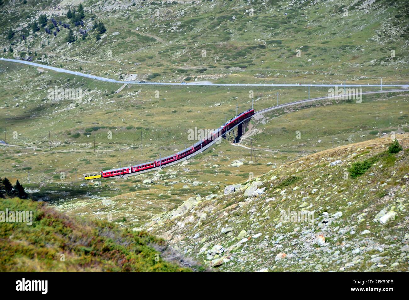 Die von der UNESCO als Bernina-Express eingestuften Bahngleise führen zwischen St. Moritz in der Schweiz und in Tirano in Italien über den Berninapass Stockfoto