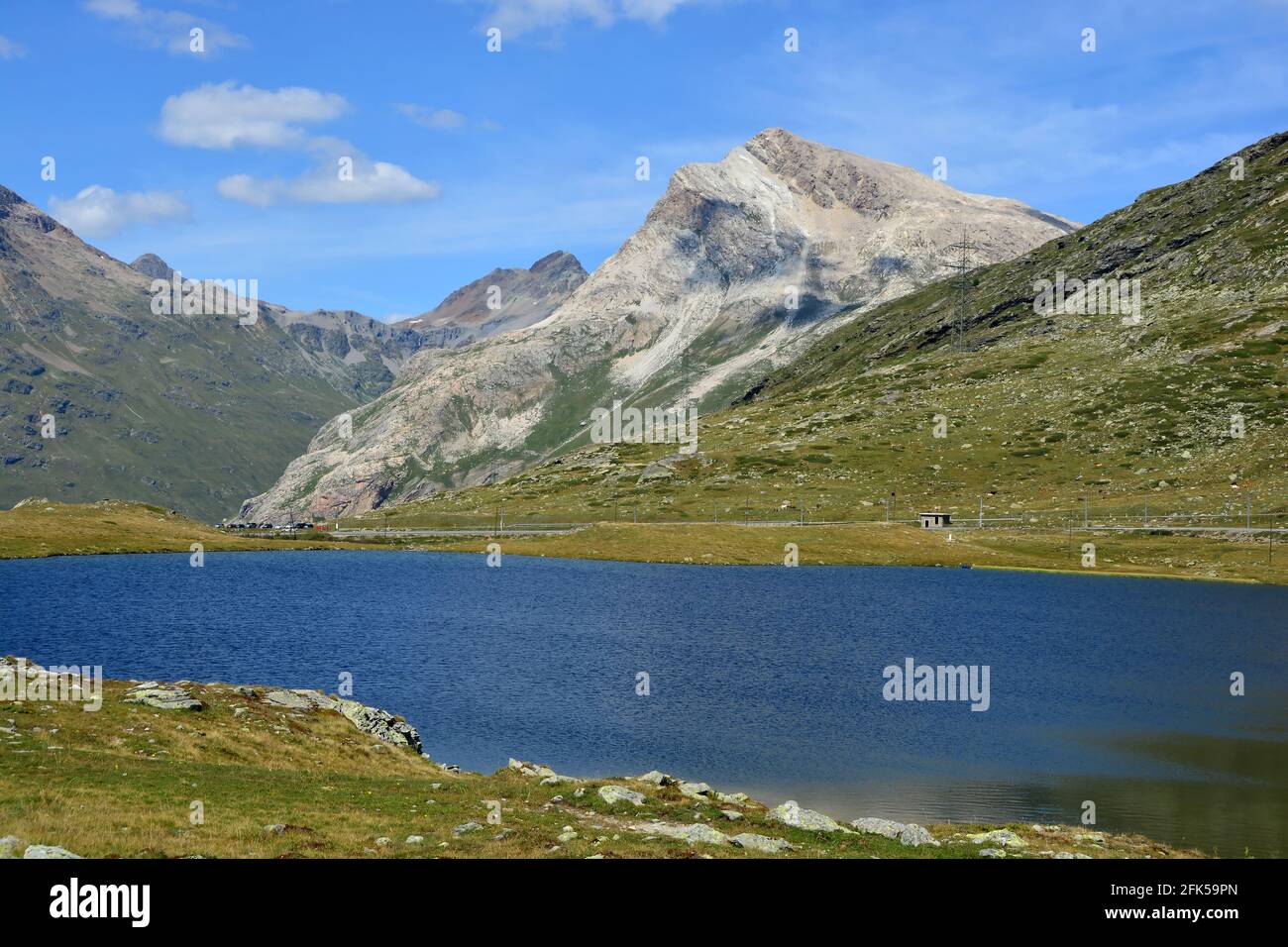 Der Berninapass südlich von St. Moritz in der Südostschweiz, dahinter Punta Lagalb Stockfoto