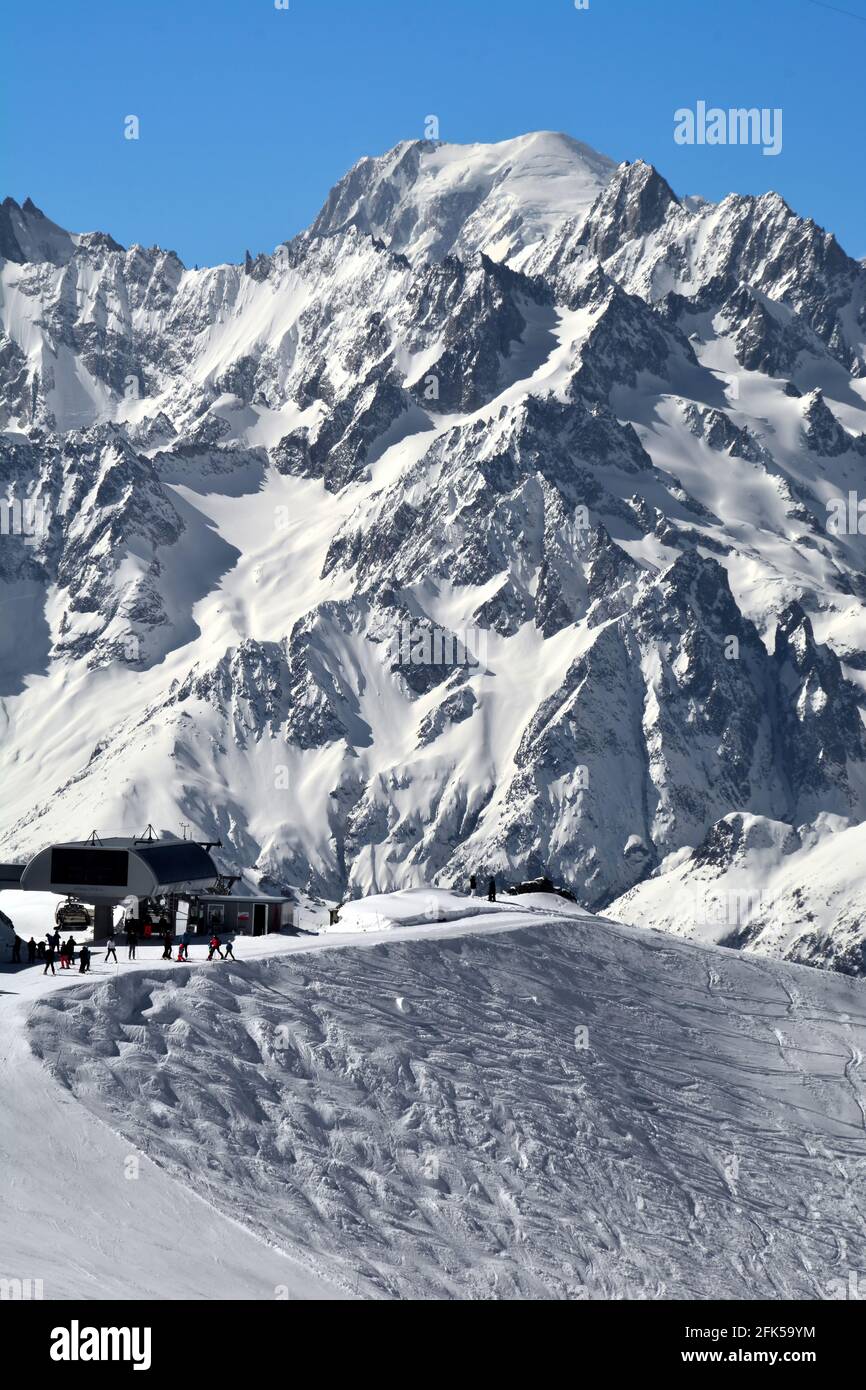 Skifahren in Verbier 4 Täler mit dem Mt Blanc im Hintergrund. Der Attelas Skilift, Verbier, Schweiz Stockfoto Skifahren in Verbier 4 Täler mit dem Mt Blanc im Hintergrund. Der Attelas Skilift, Verbier, Schweiz Stockfoto