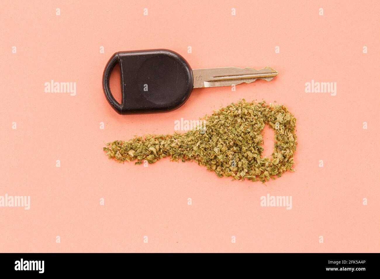 Fahren unter dem Einfluss von Cannabis oder Marihuana, hohes Fahren, Fahren bei eingeschränkter Fahrweise, Autoschlüssel mit Cannabis Stockfoto