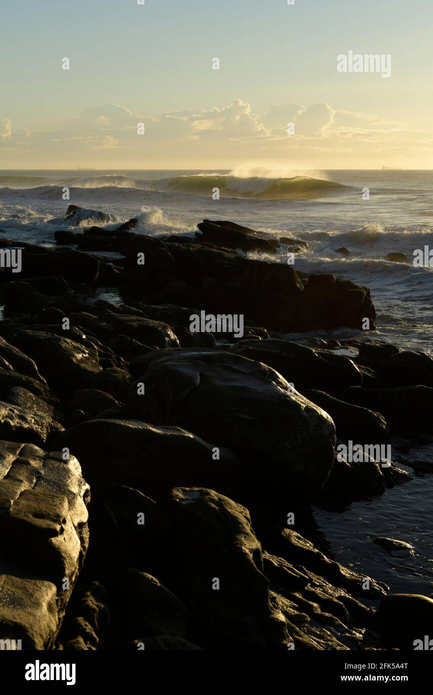 Landschaft, wunderschöne Welle, goldene Stunde Atmosphäre, Umhlanga Rocks Strand, Durban, Südafrika, Schönheit in der Natur, erstaunliche Meereslandschaft, keine Menschen Stockfoto