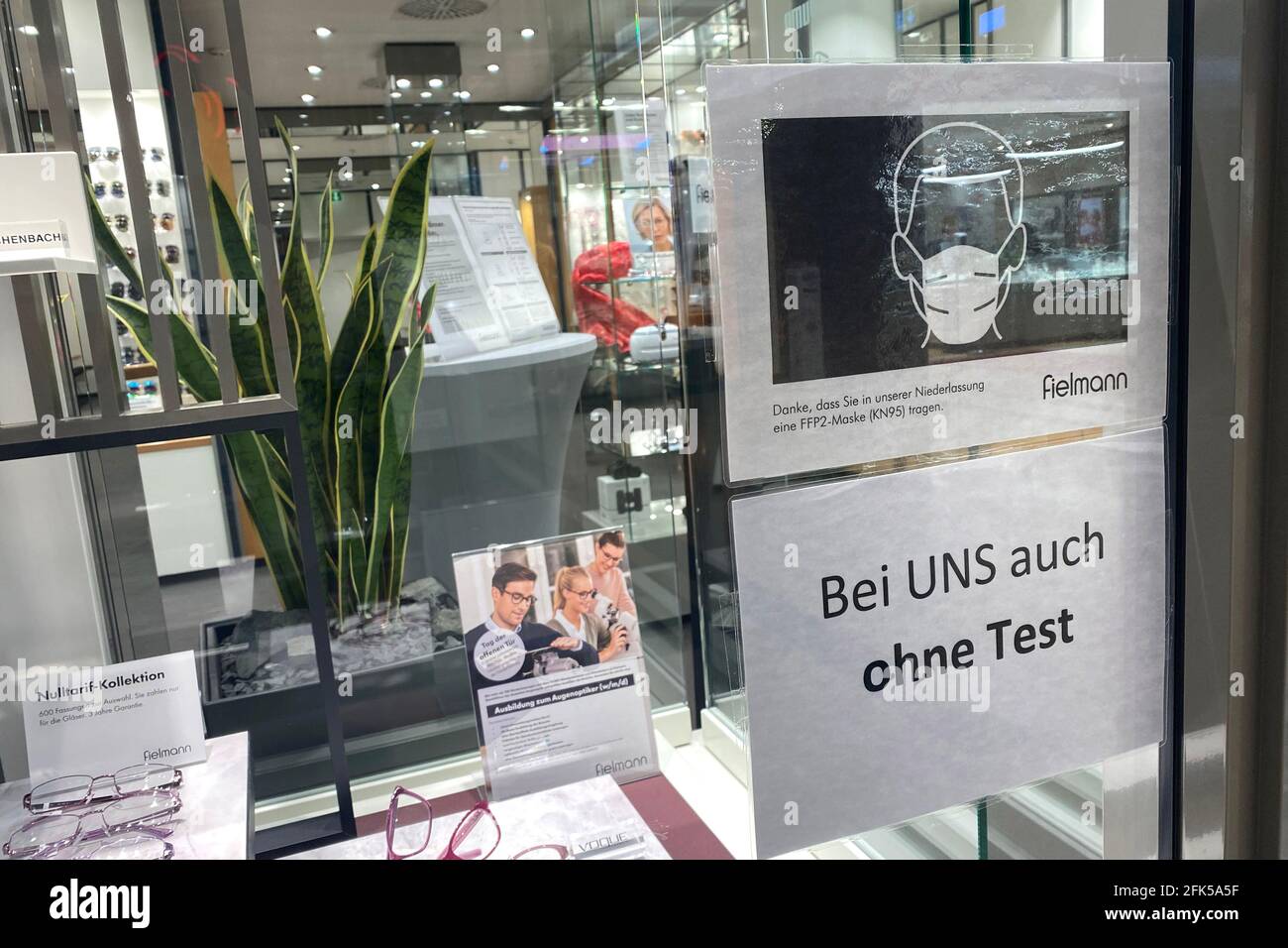 München, Deutschland. April 2021. Themenbild: BEI uns AUCH OHNE TEST - wie hier beim FIELMANN Optiker. Zugriff auch ohne Corona-Test. Shopping, Shopping Click and Meet in München, Termin-Shopping, Privat-Shopping, Shop and go. Nach Terminvereinbarung und ohne Corona dürfen Kunden in den Shop. Credit: dpa/Alamy Live News Stockfoto