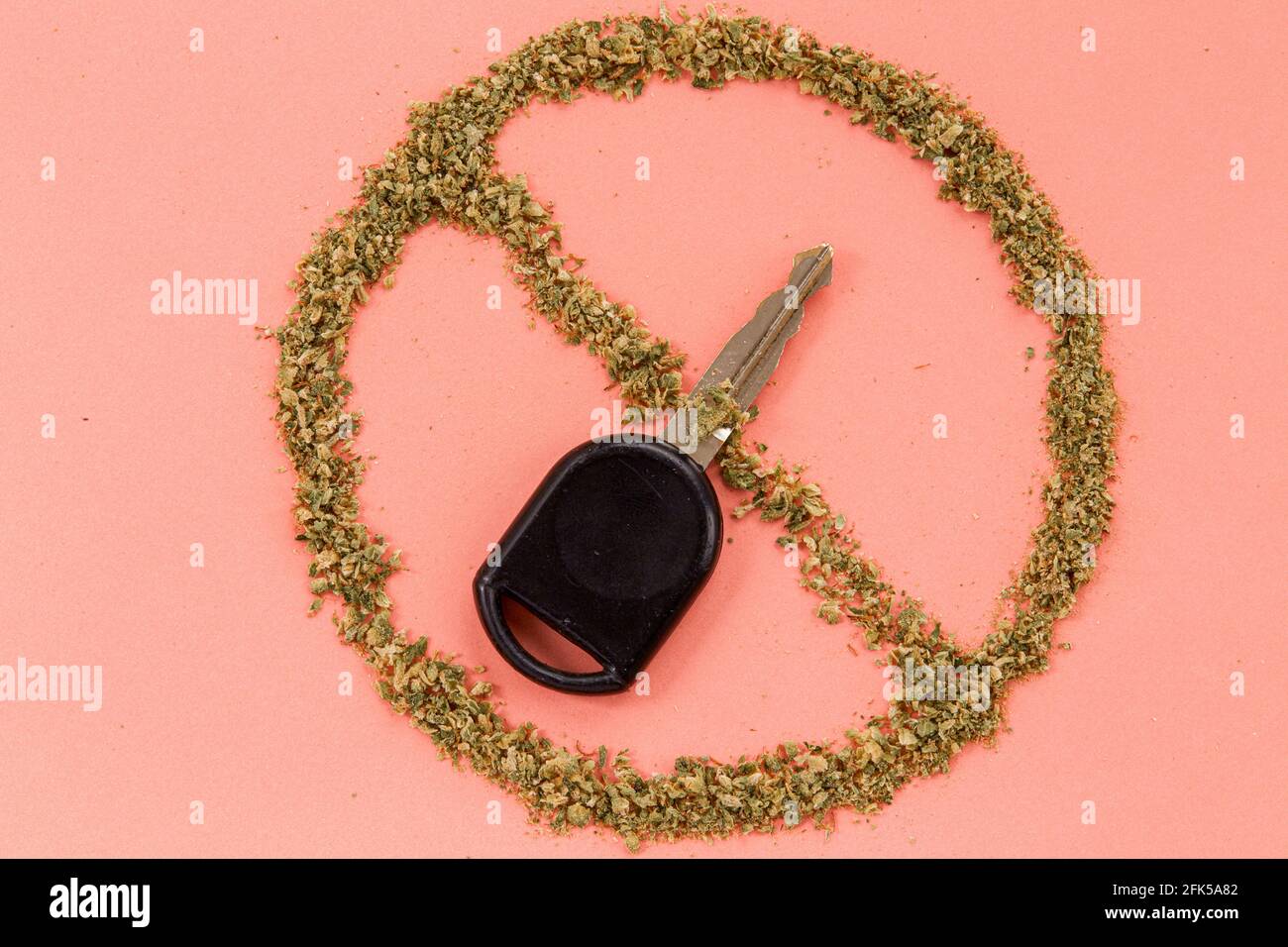 Fahren unter dem Einfluss von Cannabis oder Marihuana, hohes Fahren, Fahren bei eingeschränkter Fahrweise, Autoschlüssel mit Cannabis Stockfoto