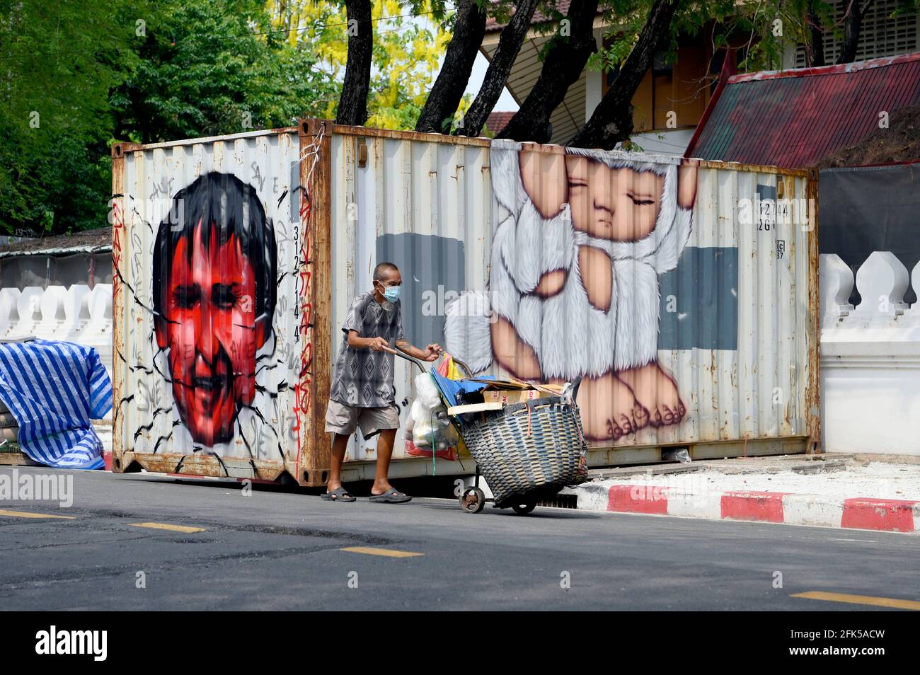 Bangkok, Thailand. April 2021. Gemälde von Straßenkünstlern, die auf einem intermodalen Frachtcontainer gesehen wurden, um prodemokratische Demonstranten in einer Straße in der Nähe von Bangkoks Regierungsgebäude im Stadtteil Dusit zu blockieren. (Foto von Paul Lakatos/SOPA Images/Sipa USA) Quelle: SIPA USA/Alamy Live News Stockfoto