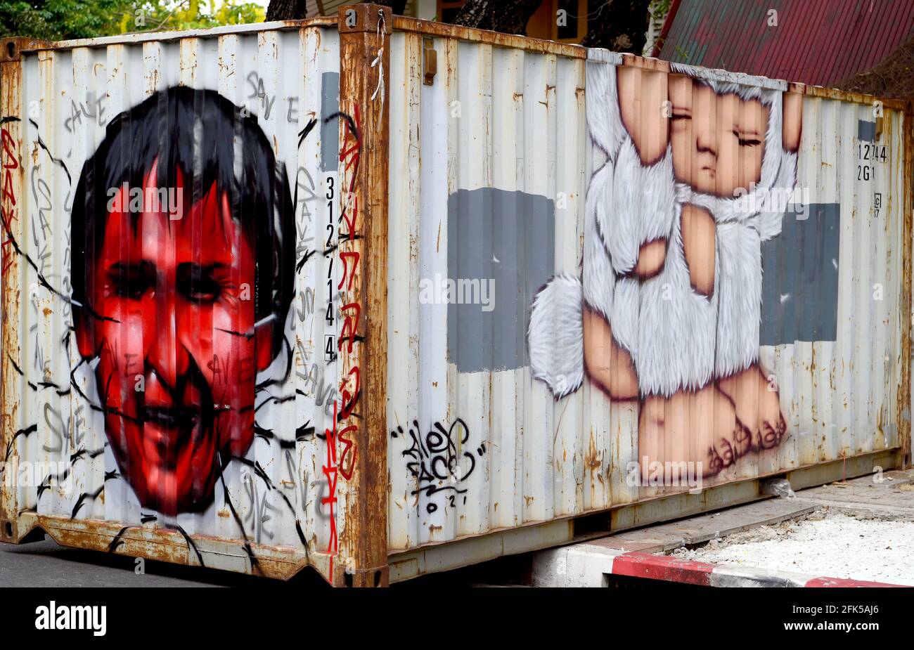 Bangkok, Thailand. April 2021. Gemälde von Straßenkünstlern, die auf einem intermodalen Frachtcontainer gesehen wurden, um prodemokratische Demonstranten in einer Straße in der Nähe von Bangkoks Regierungsgebäude im Stadtteil Dusit zu blockieren. Kredit: SOPA Images Limited/Alamy Live Nachrichten Stockfoto