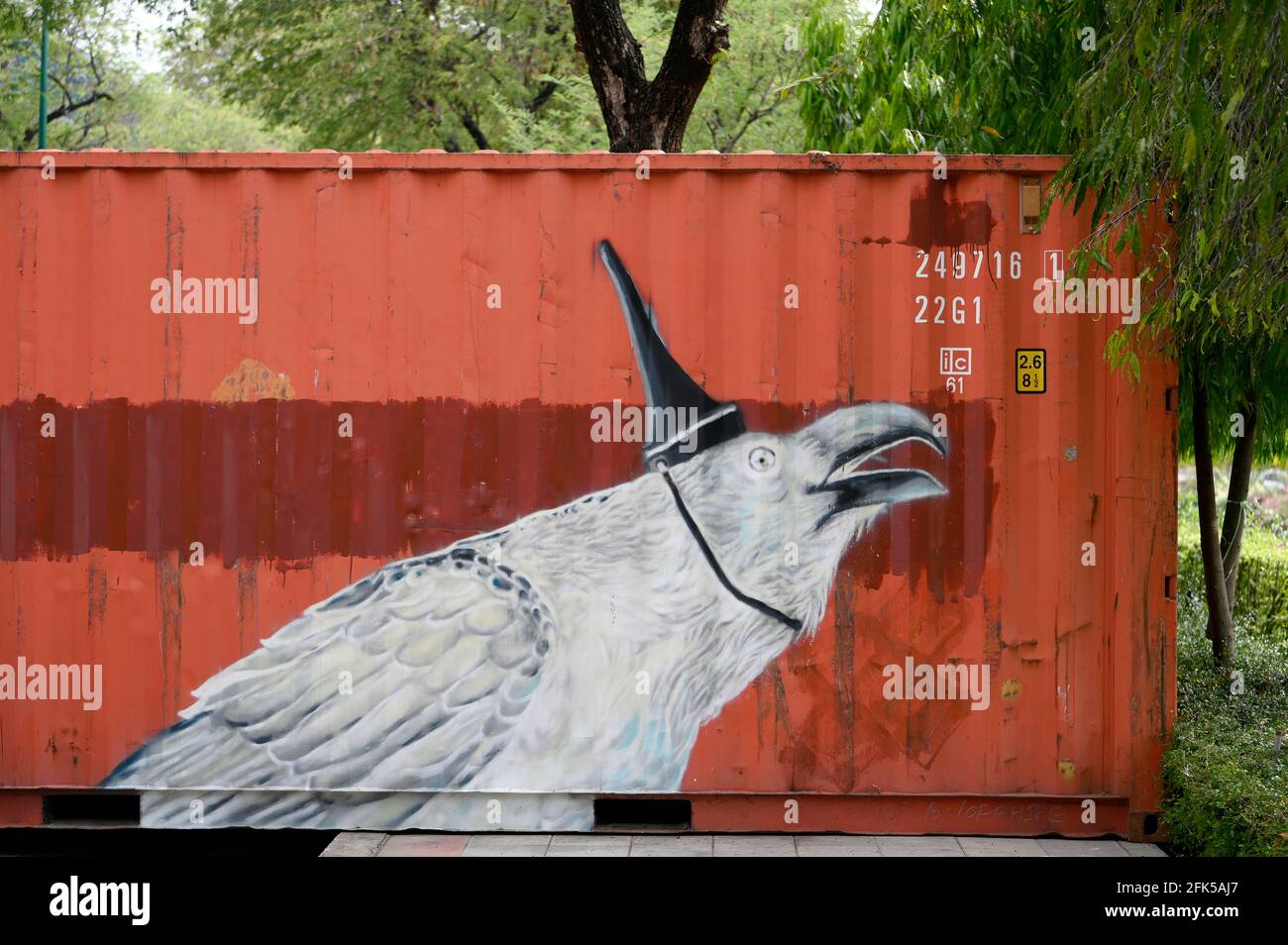 Bangkok, Thailand. April 2021. Ein Vogel, der von Straßenkünstlern auf einem intermodalen Frachtcontainer gemalt wurde, um prodemokratische Demonstranten in einer Straße in der Nähe von Bangkoks Regierungsgebäude im Stadtteil Dusit zu blockieren. Kredit: SOPA Images Limited/Alamy Live Nachrichten Stockfoto