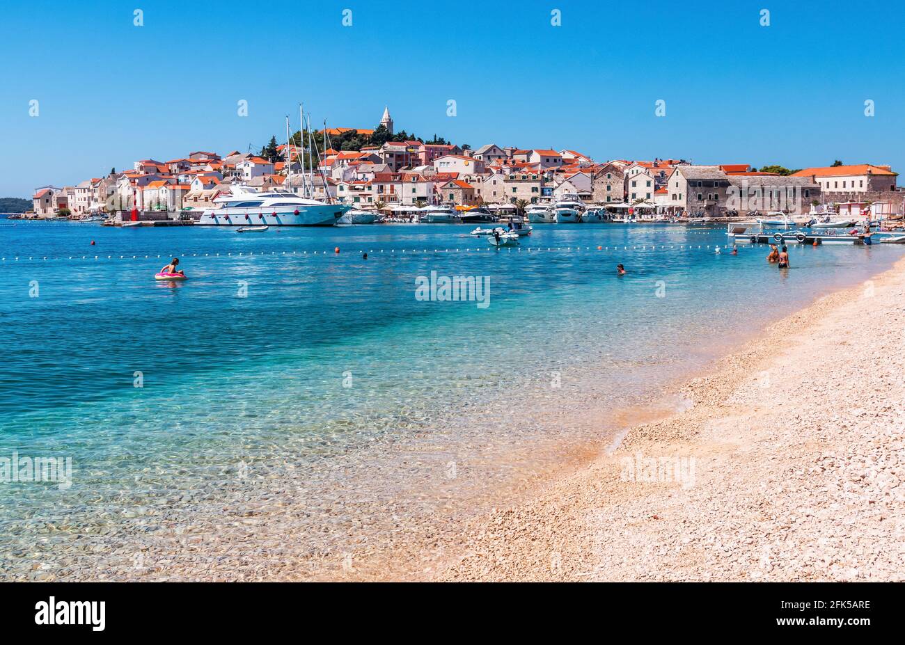 Primosten, Gespanschaft Sibenik Knin, Kroatien. Blick auf die Altstadt und den Strand in Primosten, Dalmatien, Kroatien. Stockfoto