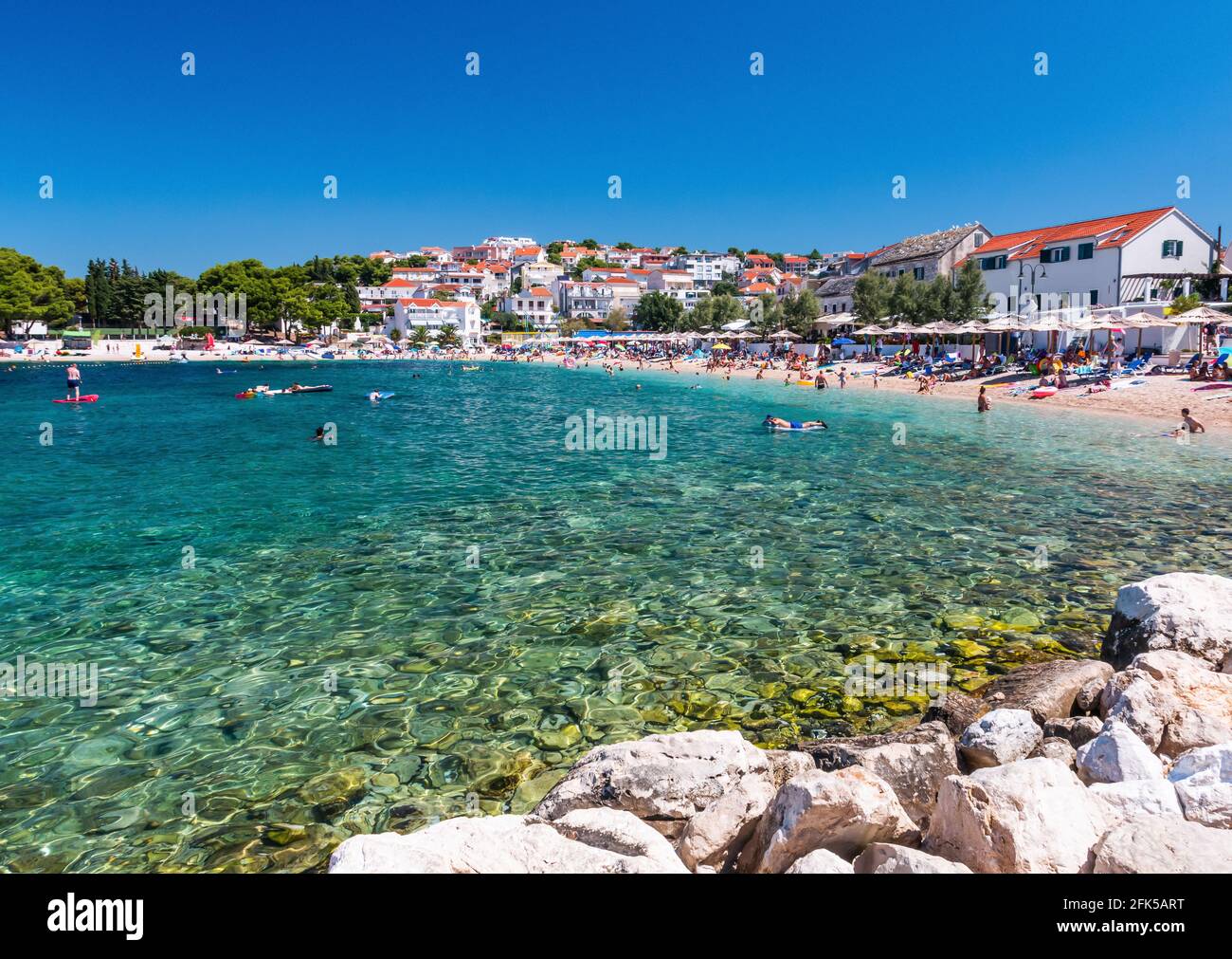 Primosten, Gespanschaft Sibenik Knin, Kroatien. Blick auf einen schönen Strand in Primosten, Dalmatien, Kroatien. Stockfoto