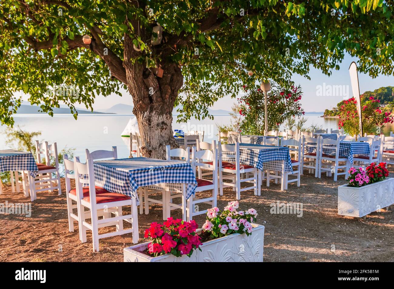 Lefkada, Griechenland. Taverne am Meer an einem sonnigen Morgen. Stockfoto