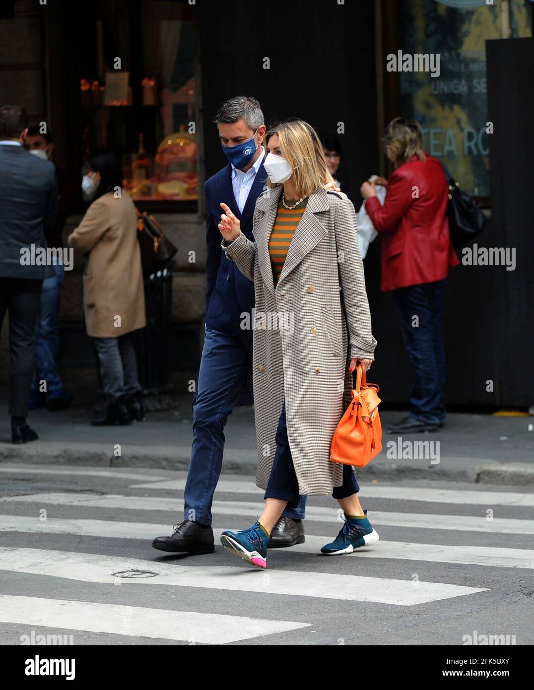 Mailand Martina Colombari Und Alessandro Costacurta Im Zentrum Martina Colombari Und Ihr Mann Alessandro Billy Costacurta Uberrascht Zu Fuss Durch Die Strassen Des Zentrums Nach Dem Mittagessen In Einem Restaurant In Das