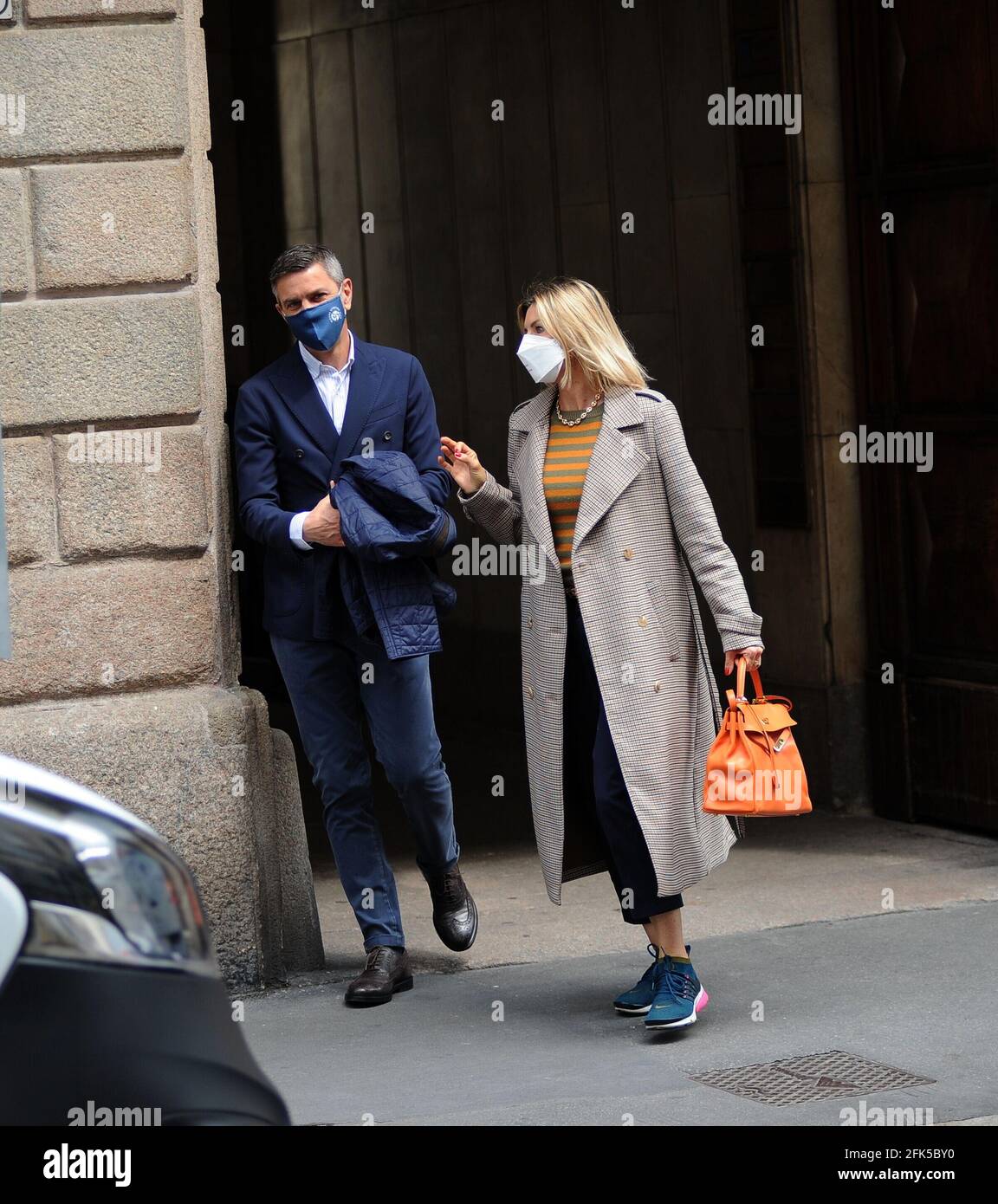 Mailand Martina Colombari Und Alessandro Costacurta Im Zentrum Martina Colombari Und Ihr Mann Alessandro Billy Costacurta Uberrascht Zu Fuss Durch Die Strassen Des Zentrums Nach Dem Mittagessen In Einem Restaurant In Das