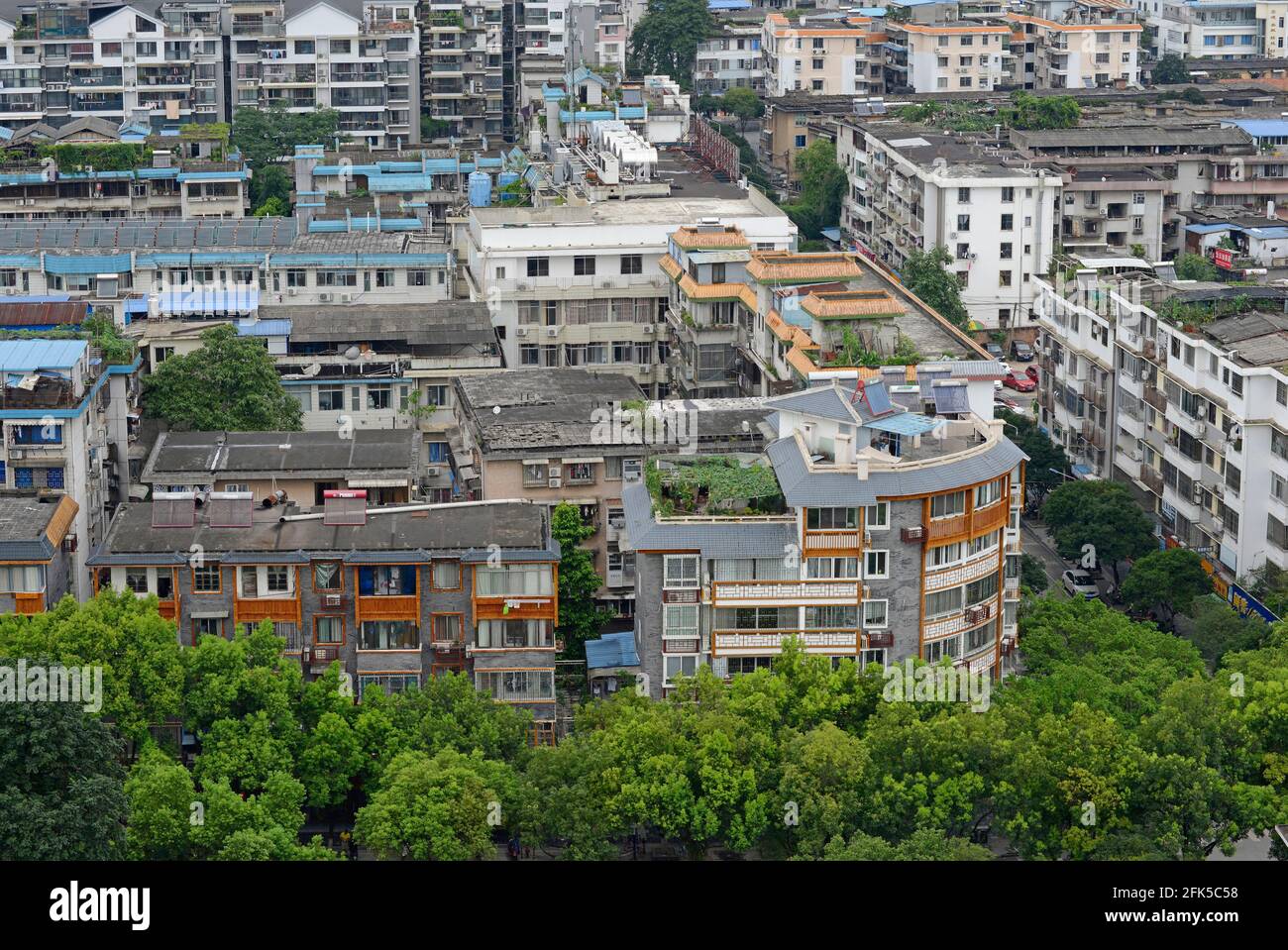 Wohn- und Bürogebäude in der Stadt Guilin in der Karstlandschaft der Provinz Guangxi im Süden Chinas. Stockfoto