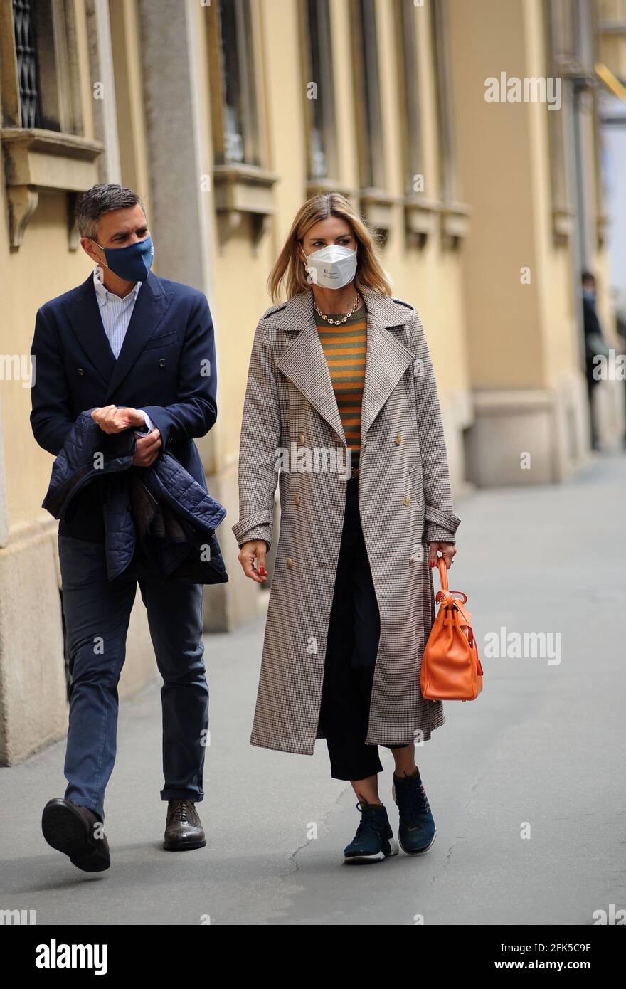 Mailand Martina Colombari Und Alessandro Costacurta Im Zentrum Martina Colombari Und Ihr Mann Alessandro Billy Costacurta Uberrascht Zu Fuss Durch Die Strassen Des Zentrums Nach Dem Mittagessen In Einem Restaurant In Das