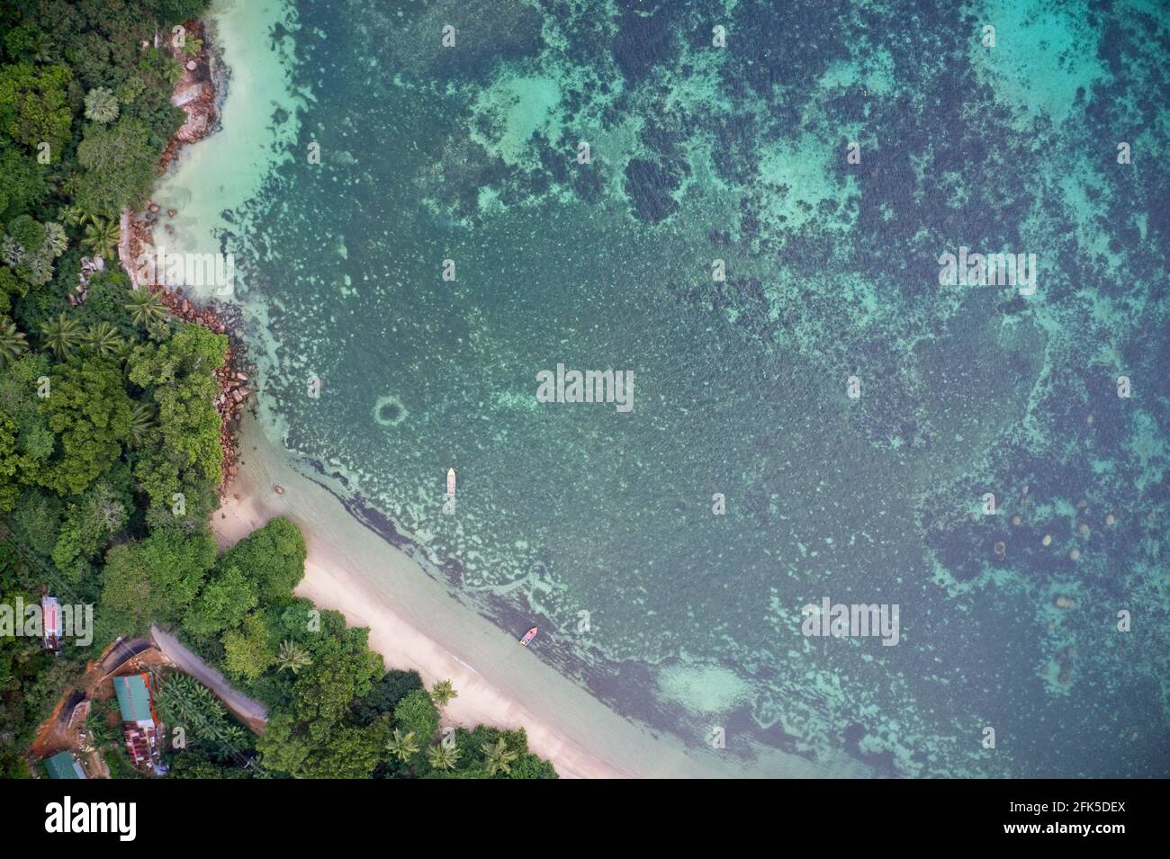 Drohne Sichtfeld von Fischerbooten und unberührte Küste und Wald Praslin, Seychellen. Stockfoto