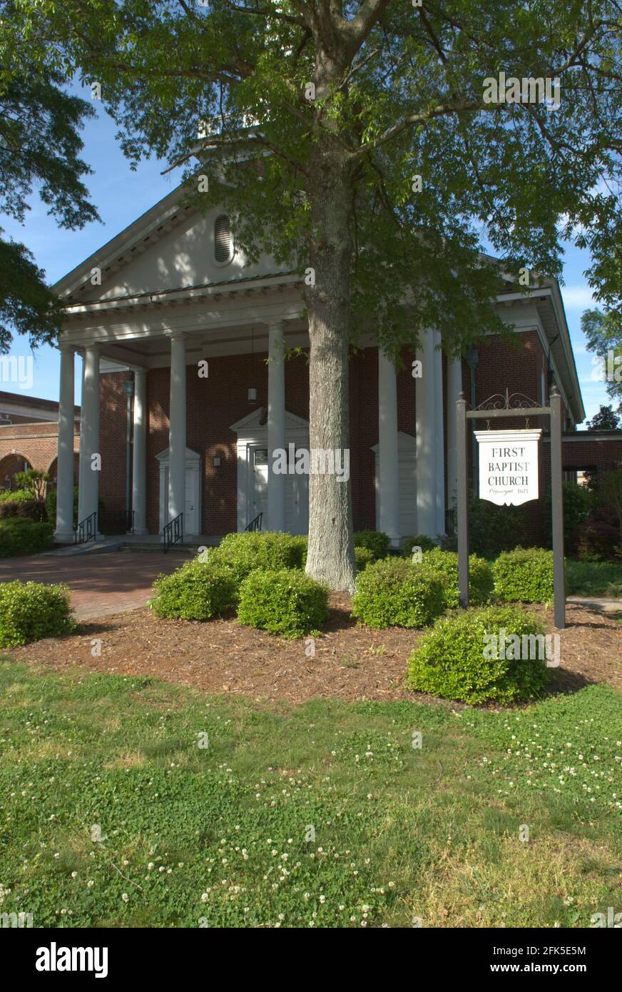 Erstes Baptist Church Gebäude, Lancaster, South Carolina, USA. Zeichen- und Frontspalten enthalten. Konzept des Christentums und der Religion. Stockfoto