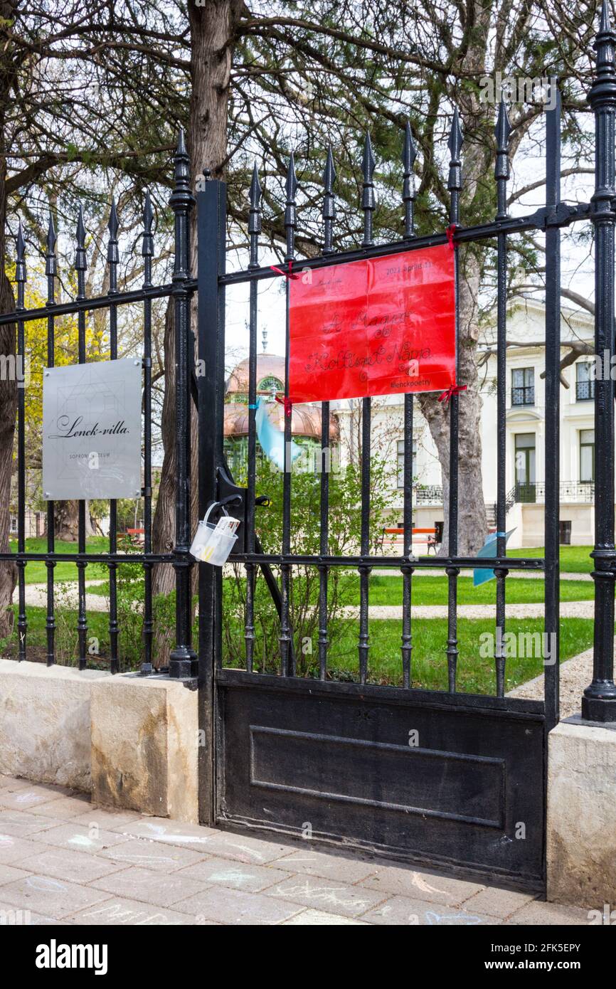 Lenck Poetry Initiative von Soproni Muzeum am Tag der ungarischen Poesie. Blätter mit Gedichten auf schmiedeeisernem Zaun der Lenck Villa, Sopron, Ungarn Stockfoto